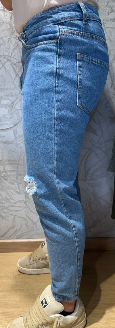 Jeans standard fit con strappo CR2564