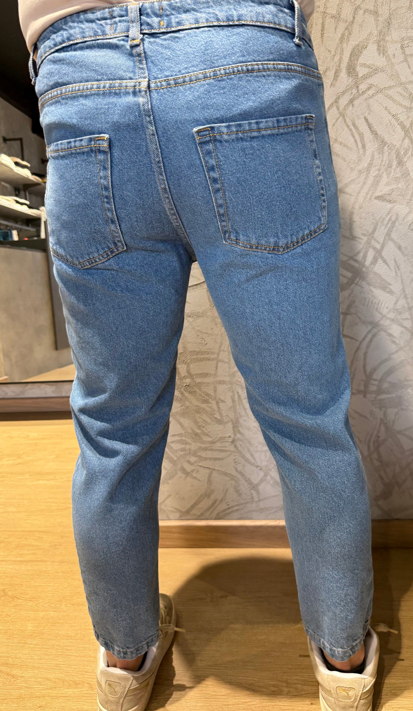 Jeans standard fit con strappo CR2564