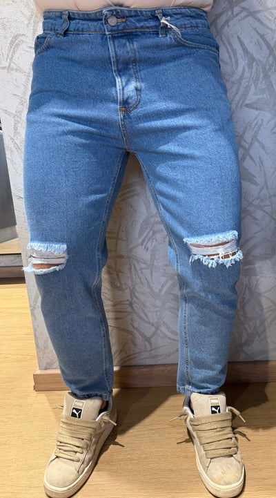 Jeans standard fit con strappo CR2564